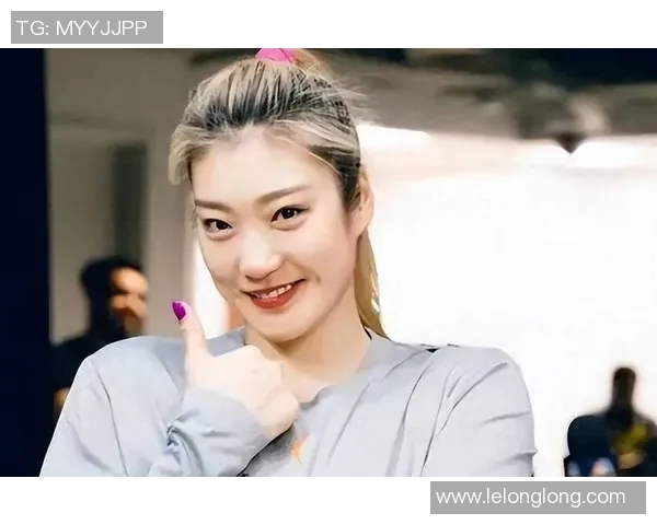 帅哥身份大揭秘李梦互动引发热议年龄大一岁颜值超越张隆